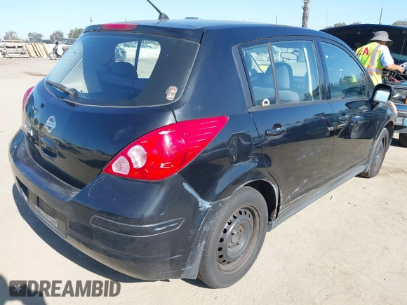 2008 Nissan Versa S z VIN 3N1BC13E28L454216, wystawiony jako IAAI lot #41992366 z przebiegiem 195 288 mil mil oraz . Historia ofert i sprzedaży dostępna na DreamBid. Obrazek 4.