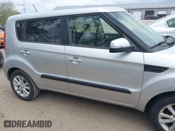 2013 Kia Soul + z VIN KNDJT2A63D7761273, wystawiony jako IAAI lot #42166793 z przebiegiem 134 647 mil mil oraz . Historia ofert i sprzedaży dostępna na DreamBid. Obrazek 13.