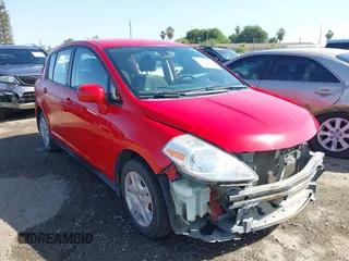 2011 Nissan Versa S z VIN 3N1BC1CP3BL512780, wystawiony jako IAAI lot #42374549 z przebiegiem 101 059 mil mil oraz . Historia ofert i sprzedaży dostępna na DreamBid. Obrazek 1.