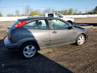 2004 Ford Focus z VIN 3FAFP31Z24R125730, wystawiony jako Copart lot #55257835 z przebiegiem 100 813 mil mil oraz Szkody całkowita. Historia ofert i sprzedaży dostępna na DreamBid. Obrazek 3.