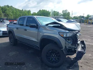 2023 Chevrolet Colorado 4WD Trail Boss z VIN 1GCPTEEK1P1174306, wystawiony jako IAAI lot #42557655 z przebiegiem Nie podano mil oraz . Historia ofert i sprzedaży dostępna na DreamBid. Obrazek 1.