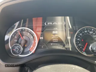 2020 Ram 1500 Laramie z VIN 1C6SRFJT5LN402007, wystawiony jako Copart lot #56427815 z przebiegiem 79 159 mil mil oraz Szkoda całkowita • Salvage title. Historia ofert i sprzedaży dostępna na DreamBid. Obrazek 9.