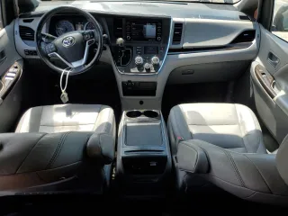2018 Toyota Sienna XLE Auto Access Seat z VIN 5TDYZ3DC1JS962837, wystawiony jako Copart lot #54795435 z przebiegiem 122 282 mil mil oraz Nie do naprawy • Non repairable. Historia ofert i sprzedaży dostępna na DreamBid. Obrazek 8.