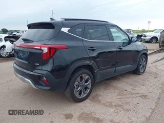 2024 Kia Seltos S z VIN KNDEUCAA9R7469448, wystawiony jako IAAI lot #40961491 z przebiegiem 26 742 mil mil oraz . Historia ofert i sprzedaży dostępna na DreamBid. Obrazek 4.