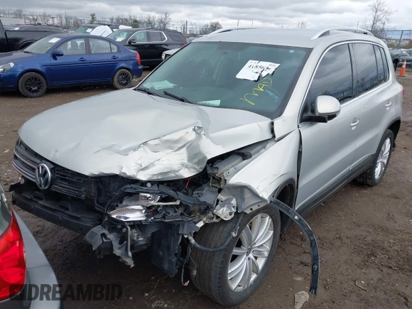 2013 Volkswagen Tiguan SE z VIN WVGBV7AX7DW501335, wystawiony jako IAAI lot #41856816 z przebiegiem 129 615 mil mil oraz . Historia ofert i sprzedaży dostępna na DreamBid. Obrazek 2.