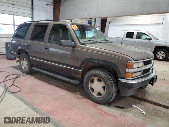 1998 Chevrolet Tahoe z VIN 1GNEK13R0WJ302401, wystawiony jako Copart lot #47196925 z przebiegiem 202 595 mil mil oraz Szkoda całkowita • Salvage title. Historia ofert i sprzedaży dostępna na DreamBid. Obrazek 4.