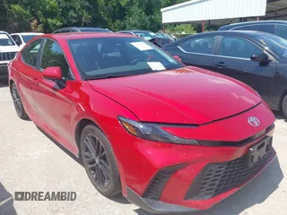 2025 Toyota Camry LE z VIN 4T1DAACK9SU100106, wystawiony jako IAAI lot #42390449 z przebiegiem 8 343 mil mil oraz . Historia ofert i sprzedaży dostępna na DreamBid. Obrazek 1.
