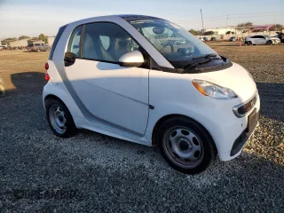 2015 Smart fortwo Passion z VIN WMEEJ9AA5FK839381, wystawiony jako Copart lot #43635495 z przebiegiem Nie podano mil oraz Tytuł czysty. Historia ofert i sprzedaży dostępna na DreamBid. Obrazek 4.