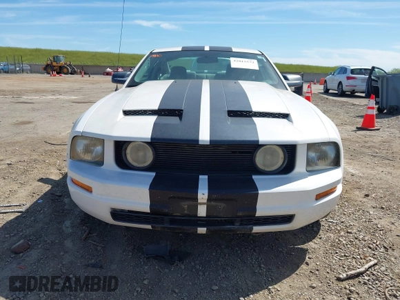 2008 Ford Mustang Deluxe with VIN 1ZVHT80NX85158801, listed as a IAAI auction lot 42015572 with 184,920 mi miles. Bid and sale history available at carsss.com. Image 12.