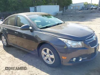 2014 Chevrolet Cruze 1LT z VIN 1G1PC5SB3E7474209, wystawiony jako IAAI lot #42521681 z przebiegiem 168 221 mil mil oraz . Historia ofert i sprzedaży dostępna na DreamBid. Obrazek 1.