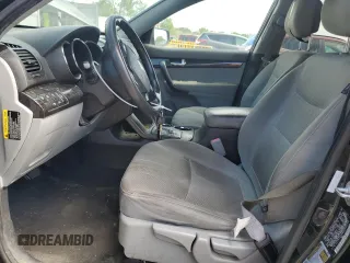 2013 Kia Sorento LX z VIN 5XYKT4A64DG352153, wystawiony jako Copart lot #55330825 z przebiegiem 289 967 mil mil oraz Szkoda całkowita • Salvage title. Historia ofert i sprzedaży dostępna na DreamBid. Obrazek 7.