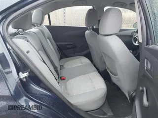 2016 Chevrolet Sonic LS z VIN 1G1JA5SH4G4156474, wystawiony jako IAAI lot #41225354 z przebiegiem 46 687 mil mil oraz . Historia ofert i sprzedaży dostępna na DreamBid. Obrazek 8.