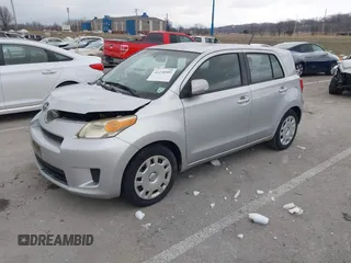 2008 Scion xD z VIN JTKKU10498J030179, wystawiony jako IAAI lot #41238505 z przebiegiem 265 597 mil mil oraz . Historia ofert i sprzedaży dostępna na DreamBid. Obrazek 2.