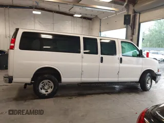 2018 Chevrolet Express Passenger LT z VIN 1GAZGPFG3J1267167, wystawiony jako IAAI lot #42320536 z przebiegiem 81 068 mil mil oraz . Historia ofert i sprzedaży dostępna na DreamBid. Obrazek 13.