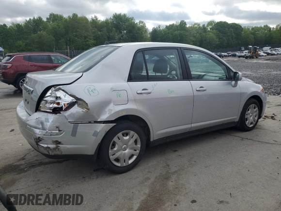 2010 Nissan Versa S z VIN 3N1BC1AP9AL420459, wystawiony jako Copart lot #56132335 z przebiegiem 174 094 mil mil oraz Szkoda całkowita • Salvage title. Historia ofert i sprzedaży dostępna na DreamBid. Obrazek 3.