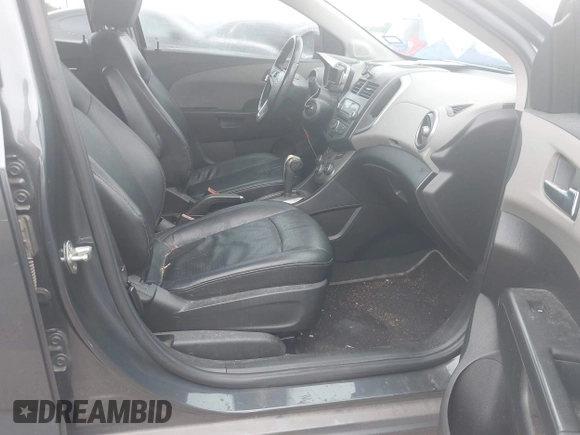 2012 Chevrolet Sonic LTZ z VIN 1G1JE6SH9C4224451, wystawiony jako IAAI lot #42490384 z przebiegiem 153 589 mil mil oraz . Historia ofert i sprzedaży dostępna na DreamBid. Obrazek 5.