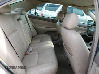 2002 Toyota Camry LE z VIN 4T1BE32K92U524457, wystawiony jako Copart lot #56864365 z przebiegiem 274 760 mil mil oraz Czysty tytuł • Clean title. Historia ofert i sprzedaży dostępna na DreamBid. Obrazek 10.