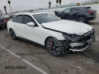 2024 BMW i5 eDrive40 z VIN WBY33FK04RCP62567, wystawiony jako Copart lot #85295344 z przebiegiem Nie podano mil oraz Szkody całkowita. Historia ofert i sprzedaży dostępna na DreamBid. Obrazek 4.