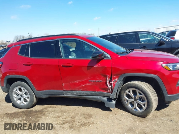 2025 Jeep Compass Latitude с VIN 3C4NJDBN7ST548795, выставлен на аукционе IAAI как лот 41891359 с пробегом 4 569 миль миль и . История ставок и продаж доступна на DreamBid. Изображение 13.