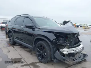 2025 Honda Pilot Black Edition z VIN 5FNYG1H99SB016676, wystawiony jako IAAI lot #41924360 z przebiegiem 9 046 mil mil oraz . Historia ofert i sprzedaży dostępna na DreamBid. Obrazek 1.