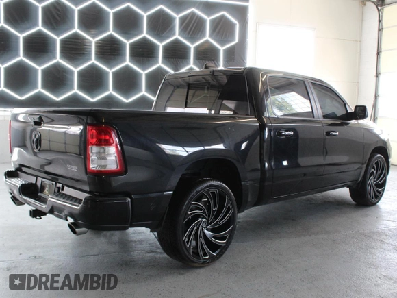 2019 Ram 1500 Big Horn z VIN 1C6SRFFT3KN780768, wystawiony jako Copart lot #61041775 z przebiegiem 93 415 mil mil oraz Czysty tytuł • Clean title. Historia ofert i sprzedaży dostępna na DreamBid. Obrazek 3.