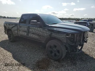2019 Ram 1500 Big Horn z VIN 1C6RREBT7KN568289, wystawiony jako Copart lot #57787245 z przebiegiem 131 599 mil mil oraz Szkoda całkowita • Salvage title. Historia ofert i sprzedaży dostępna na DreamBid. Obrazek 4.