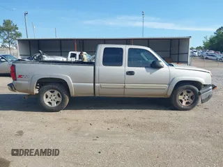 2005 Chevrolet Silverado 1500 Z71 z VIN 1GCEK19Z45Z253011, wystawiony jako IAAI lot #42026504 z przebiegiem 319 159 mil mil oraz . Historia ofert i sprzedaży dostępna na DreamBid. Obrazek 14.