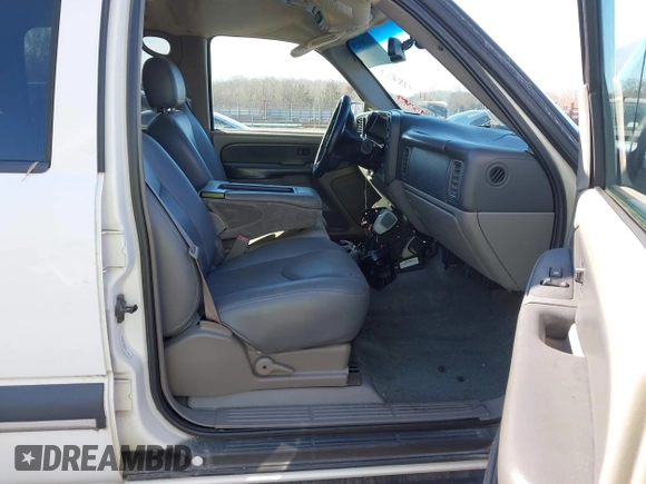 2003 Chevrolet Suburban LT z VIN 3GNEC16Z53G284144, wystawiony jako IAAI lot #41548920 z przebiegiem 423 602 mil mil oraz . Historia ofert i sprzedaży dostępna na DreamBid. Obrazek 5.