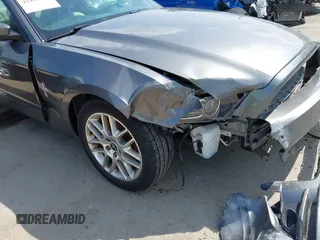 2014 Ford Mustang V6 с VIN 1ZVBP8AM5E5288545, выставлен на аукционе IAAI как лот 42494613 с пробегом 80 897 миль миль и . История ставок и продаж доступна на DreamBid. Изображение 18.