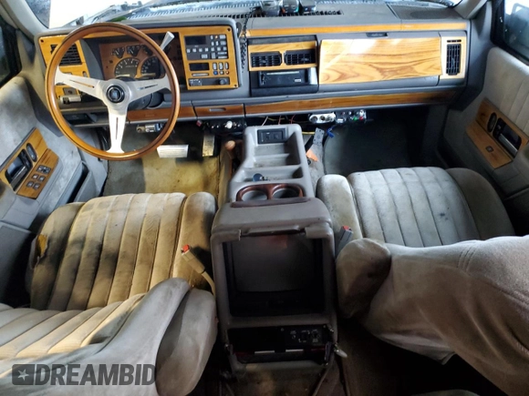1992 Chevrolet Suburban z VIN 1GNGK26K8NJ330202, wystawiony jako Copart lot #85204074 z przebiegiem 266 388 mil mil oraz Czysty tytuł • Clean title. Historia ofert i sprzedaży dostępna na DreamBid. Obrazek 8.