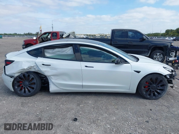 2021 Tesla Model 3 Performance z VIN 5YJ3E1EC5MF984891, wystawiony jako IAAI lot #42071151 z przebiegiem 72 883 mil mil oraz . Historia ofert i sprzedaży dostępna na DreamBid. Obrazek 13.