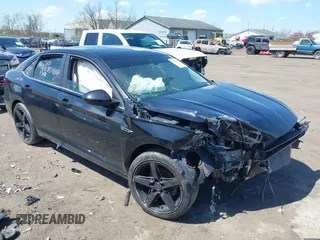 2019 Volkswagen Jetta SEL z VIN 3VWE57BU1KM060382, wystawiony jako IAAI lot #42048630 z przebiegiem 68 089 mil mil oraz . Historia ofert i sprzedaży dostępna na DreamBid. Obrazek 1.