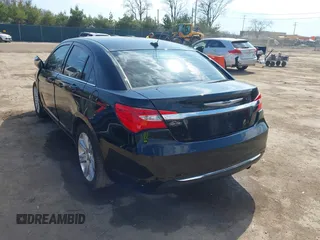 2013 Chrysler 200 Touring z VIN 1C3CCBBB4DN553052, wystawiony jako IAAI lot #42092777 z przebiegiem 106 762 mil mil oraz . Historia ofert i sprzedaży dostępna na DreamBid. Obrazek 3.
