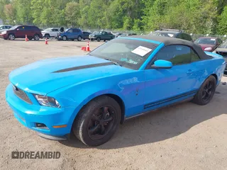 2011 Ford Mustang V6 z VIN 1ZVBP8EM4B5110048, wystawiony jako IAAI lot #42104845 z przebiegiem 141 294 mil mil oraz . Historia ofert i sprzedaży dostępna na DreamBid. Obrazek 6.