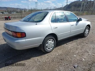 1992 Toyota Camry LE with VIN 4T1SK12E4NU141697, listed as a IAAI auction lot 41975478 with 100,732 mi miles. Bid and sale history available at carsss.com. Image 4.