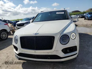2019 Bentley Bentayga V8 z VIN SJAAM2ZV7KC025449, wystawiony jako Copart lot #62903583 z przebiegiem 12 615 mil mil oraz . Historia ofert i sprzedaży dostępna na DreamBid. Obrazek 5.