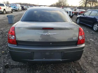 2009 Chrysler 300 z VIN 2C3LA43D49H637017, wystawiony jako Copart lot #86786114 z przebiegiem 157 691 mil mil oraz Czysty tytuł • Clean title. Historia ofert i sprzedaży dostępna na DreamBid. Obrazek 6.