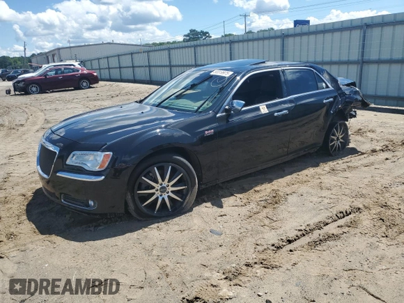 2013 Chrysler 300 C z VIN 2C3CCAKT5DH561771, wystawiony jako Copart lot #56519975 z przebiegiem 67 004 mil mil oraz Czysty tytuł • Clean title. Historia ofert i sprzedaży dostępna na DreamBid. Obrazek 1.