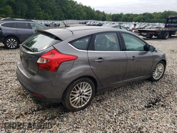 2014 Ford Focus Titanium z VIN 1FADP3N23EL365678, wystawiony jako Copart lot #64418025 z przebiegiem Nie podano mil oraz Czysty tytuł • Clean title. Historia ofert i sprzedaży dostępna na DreamBid. Obrazek 3.