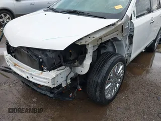 2012 Lincoln MKX z VIN 2LMDJ8JK2CBL09145, wystawiony jako IAAI lot #42309315 z przebiegiem 140 219 mil mil oraz . Historia ofert i sprzedaży dostępna na DreamBid. Obrazek 6.