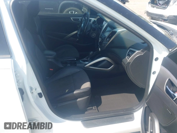 2016 Hyundai Veloster z VIN KMHTC6AD9GU272411, wystawiony jako IAAI lot #41904711 z przebiegiem 133 490 mil mil oraz . Historia ofert i sprzedaży dostępna na DreamBid. Obrazek 5.