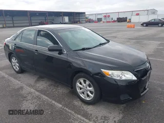 2011 Toyota Camry LE z VIN 4T4BF3EK4BR137670, wystawiony jako IAAI lot #42523272 z przebiegiem 90 152 mil mil oraz . Historia ofert i sprzedaży dostępna na DreamBid. Obrazek 1.