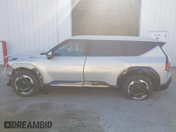 2024 Kia EV9 Land z VIN KNDADFS52R6025531, wystawiony jako IAAI lot #40831011 z przebiegiem Nie podano mil oraz . Historia ofert i sprzedaży dostępna na DreamBid. Obrazek 15.