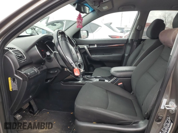 2014 Kia Sorento LX z VIN 5XYKT4A79EG480012, wystawiony jako Copart lot #80618754 z przebiegiem 213 740 mil mil oraz Czysty tytuł • Clean title. Historia ofert i sprzedaży dostępna na DreamBid. Obrazek 7.