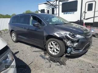 2018 Chrysler Pacifica Touring Plus z VIN 2C4RC1FG4JR117046, wystawiony jako Copart lot #56523015 z przebiegiem 42 675 mil mil oraz Szkoda całkowita • Salvage title. Historia ofert i sprzedaży dostępna na DreamBid. Obrazek 4.