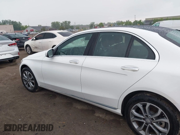 2015 Mercedes-Benz C 300 Luxury z VIN 55SWF4KB4FU064209, wystawiony jako IAAI lot #42676960 z przebiegiem 47 303 mil mil oraz . Historia ofert i sprzedaży dostępna na DreamBid. Obrazek 14.