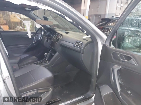 2020 Volkswagen Tiguan SE with VIN 3VV2B7AX5LM149305, listed as a IAAI auction lot 41920685 with 30,512 mi miles and . Bid and sale history available at DreamBid. Image 5.