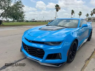 2022 Chevrolet Camaro ZL1 z VIN 1G1FK1R63N0122921, wystawiony jako Copart lot #58984575 z przebiegiem 18 742 mil mil oraz Czysty tytuł • Clean title. Historia ofert i sprzedaży dostępna na DreamBid. Obrazek 2.