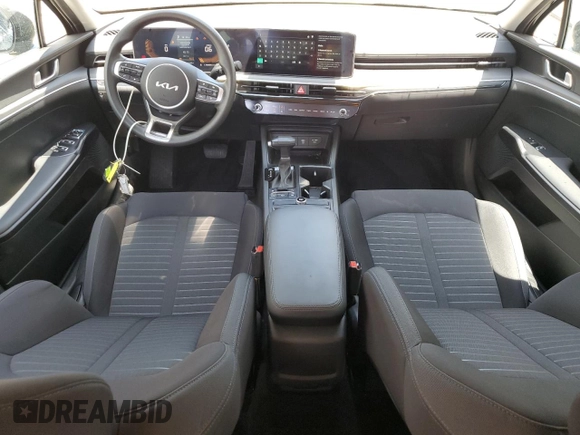 2025 Kia K5 LXS z VIN KNAG24J71S5316232, wystawiony jako Copart lot #61090395 z przebiegiem 12 898 mil mil oraz Czysty tytuł • Clean title. Historia ofert i sprzedaży dostępna na DreamBid. Obrazek 8.
