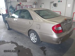 2004 Toyota Camry LE z VIN 4T1BE32K54U380439, wystawiony jako IAAI lot #42226118 z przebiegiem 262 644 mil mil oraz . Historia ofert i sprzedaży dostępna na DreamBid. Obrazek 3.